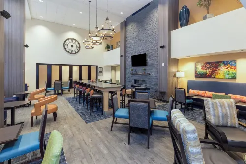 Hampton Inn & Suites West Morgantown University Towne Centre Dining Photos