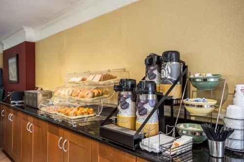 Quality Inn & Suites Airport Restauration Photos