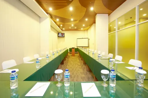Whiz Hotel Malioboro Yogyakarta Fasilitas Bisnis Photos
