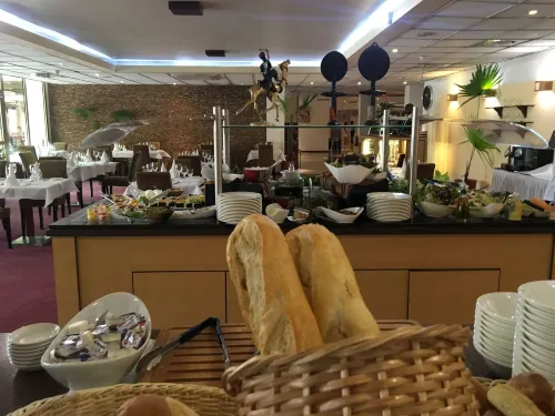 Accra City Hotel Restauration Photos