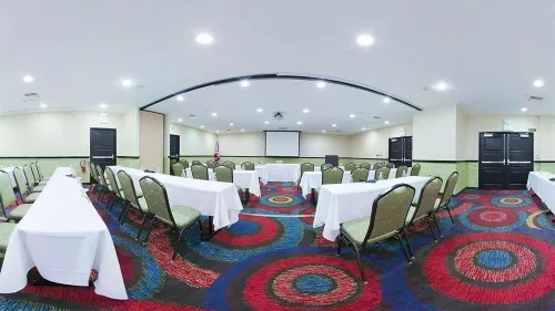Holiday Inn & Suites Anaheim (1 Blk/Disneyland®) Featured Photos