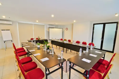 Grand Kuta Hotel and Residence Бизнес-удобства Photos