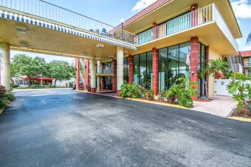 Quality Inn & Suites at Tropicana Field Public Areas Photos