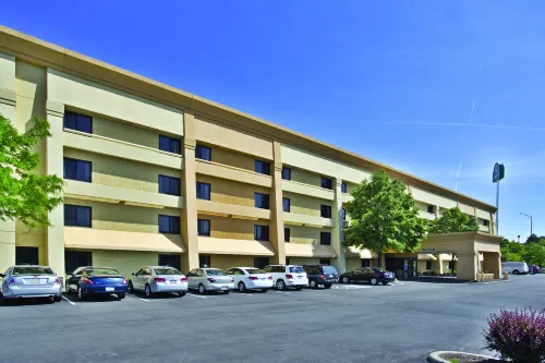 La Quinta Inn & Suites by Wyndham Cleveland - Airport North Featured Photos
