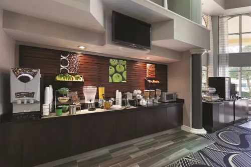 La Quinta Inn & Suites by Wyndham Raleigh Durham Airport Dining Photos