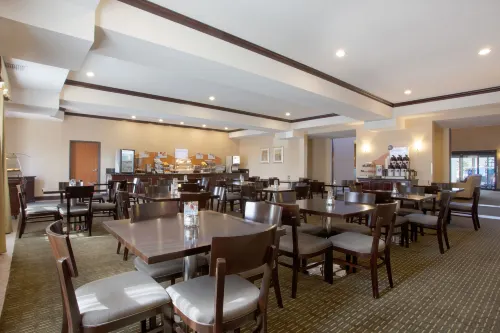 Holiday Inn Express & Suites Newport Restauration Photos
