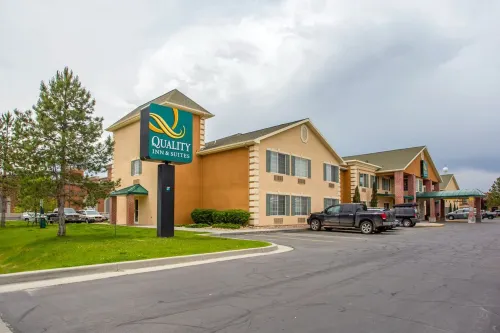 Quality Inn & Suites Airport West Exterior Photos