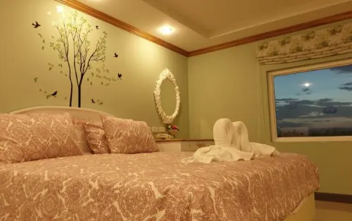 The Lilly Hotel Phòng Photos