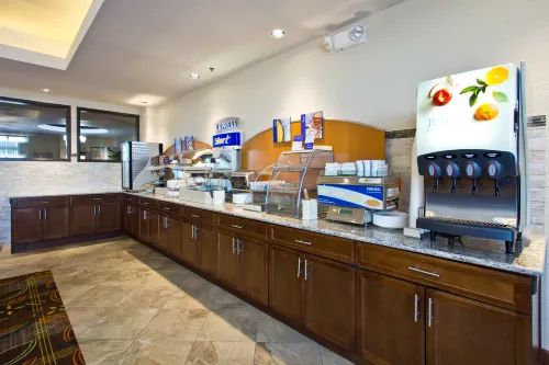 Holiday Inn Express & Suites Denver East-Peoria Street Restauration Photos
