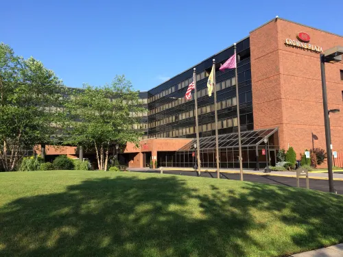 Crowne Plaza Edison Exterior Photos