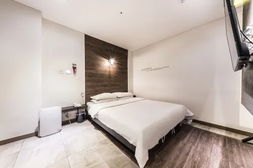 Hertz Hotel Photos