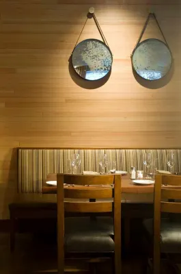 DoubleTree by Hilton Chicago Magnificent Mile Restauration Photos