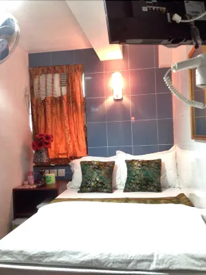 New London Hostel Rooms Photos