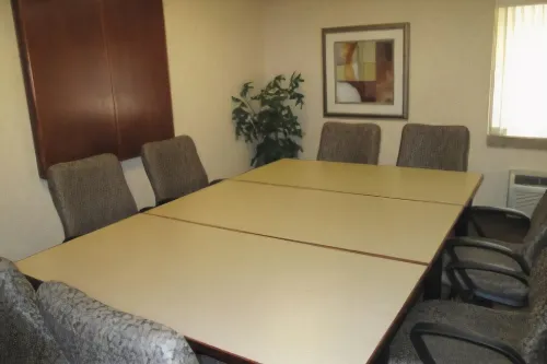 La Quinta Inn & Suites by Wyndham Cleveland - Airport North Business Facilities Photos