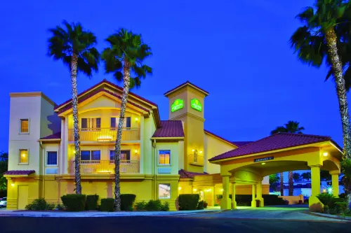 La Quinta Inn & Suites by Wyndham Tucson Airport Exterior Photos