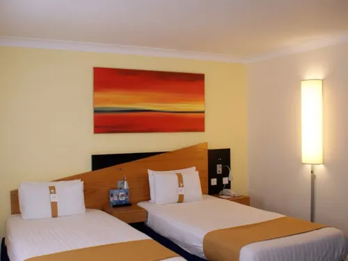 Holiday Inn Express London - Victoria Photos