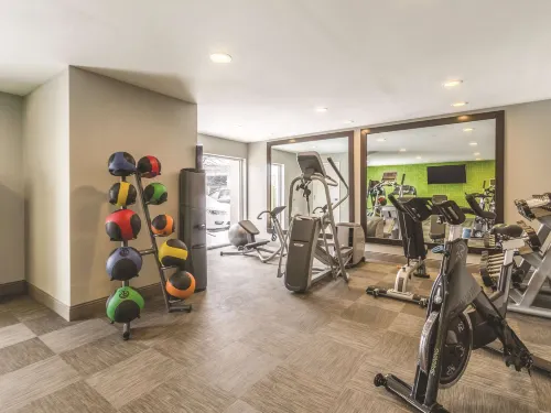 La Quinta Inn & Suites by Wyndham Cleveland - Airport North Featured Photos