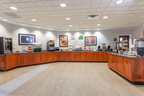 Wingate by Wyndham Chesapeake Dining Photos