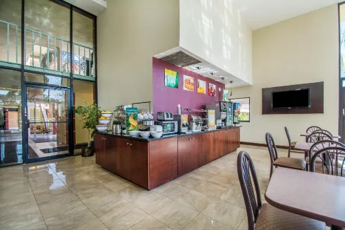 Quality Inn & Suites at Tropicana Field Dining Photos