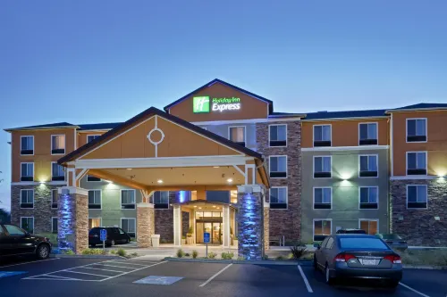 Holiday Inn Express & Suites Newport Exterior Photos