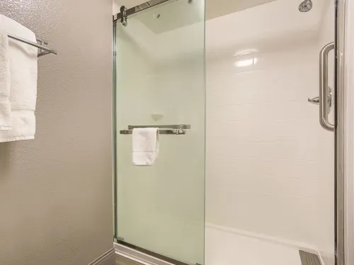 La Quinta Inn & Suites by Wyndham Cleveland - Airport North Photos