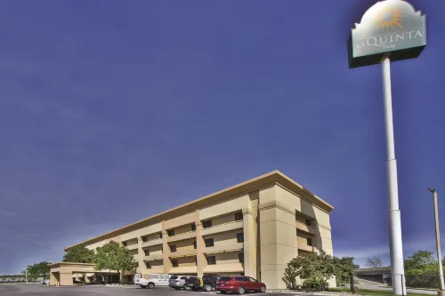 La Quinta Inn & Suites by Wyndham Cleveland - Airport North Exterior Photos