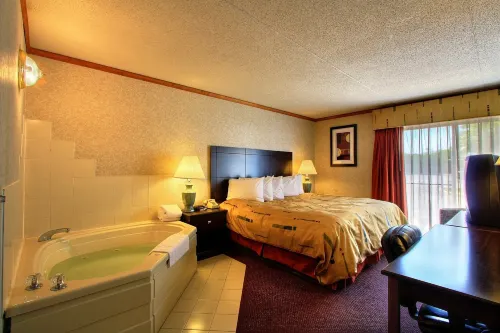 Days Inn & Suites by Wyndham Madison Heights MI Photos