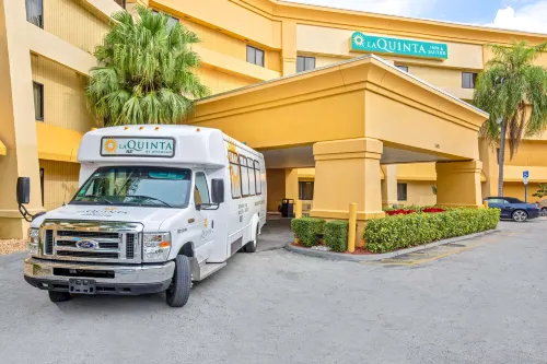 La Quinta Inn & Suites by Wyndham Miami Airport East Außen Photos