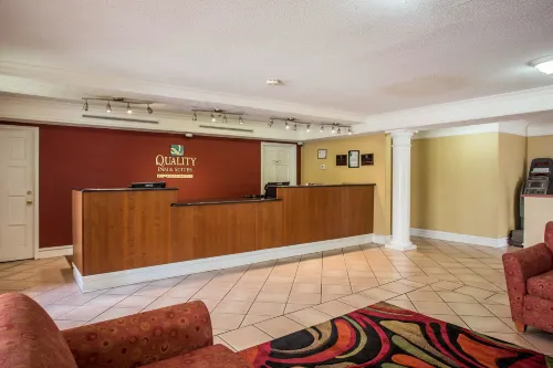 Quality Inn & Suites Airport Espaces publics Photos