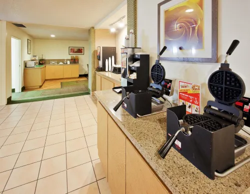 La Quinta Inn & Suites by Wyndham Redding Restauration Photos