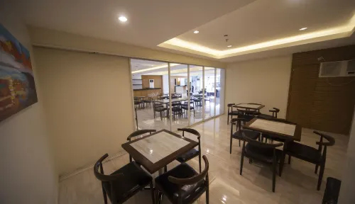 NS Royal Hotel Ăn uống Photos