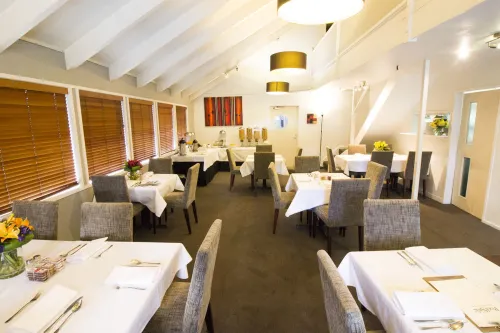 Mount Richmond Hotel Restauration Photos