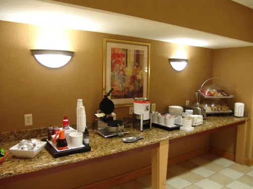 Hampton Inn by Hilton Garden City Long Island Restauration Photos