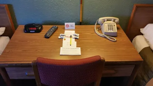 Super 8 by Wyndham Queensbury Glens Falls/Lake George Area Rooms Photos
