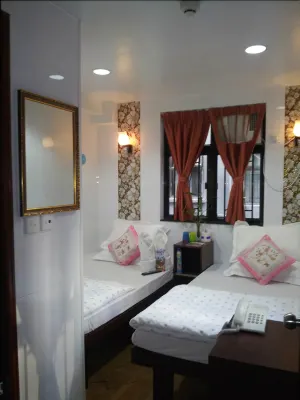 New London Hostel Rooms Photos