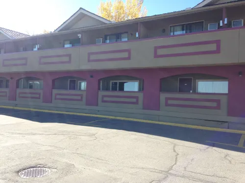 Canadas Best Value Inn Chinook Station Exterior Photos