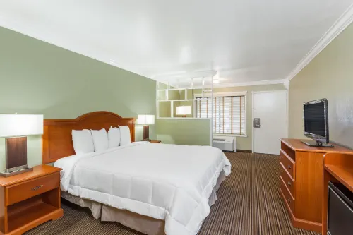 Ramada by Wyndham Anaheim Convention Center Rooms Photos