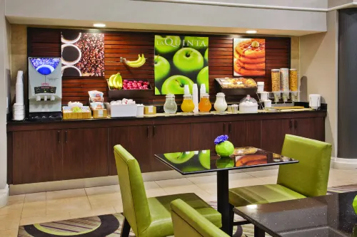 La Quinta Inn & Suites by Wyndham Tucson Airport Dining Photos