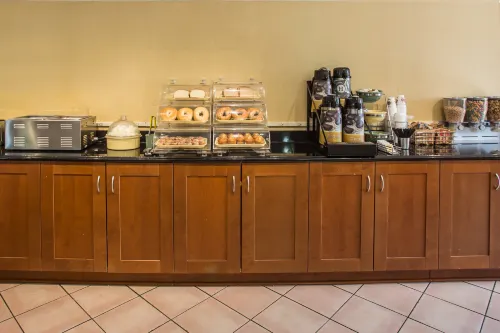 Quality Inn & Suites Airport Restauration Photos