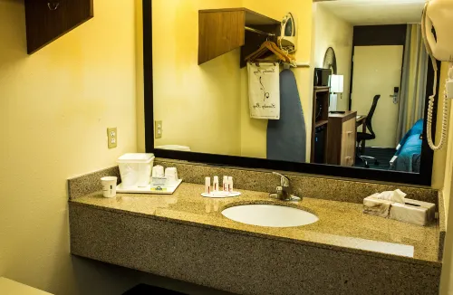 Days Inn by Wyndham Newark Wilmington Photos