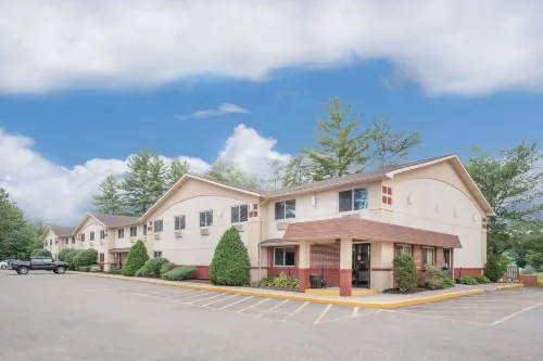 Super 8 by Wyndham Queensbury Glens Falls/Lake George Area Exterior Photos