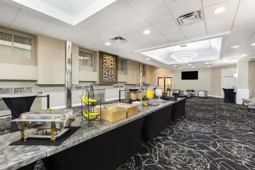 Ramada by Wyndham des Moines Airport Restauranger Photos