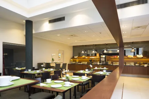 Escale Oceania Orleans Dining Photos