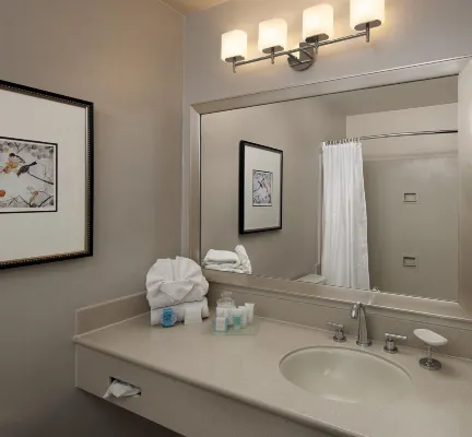 Pelican Inn & Suites Photos