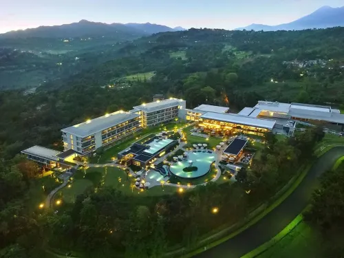 Royal Tulip Golf Resort Gunung Geulis Außen Photos