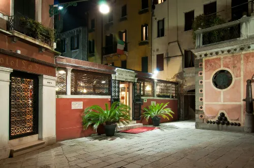 Hotel La Fenice et des Artistes Exterior Photos