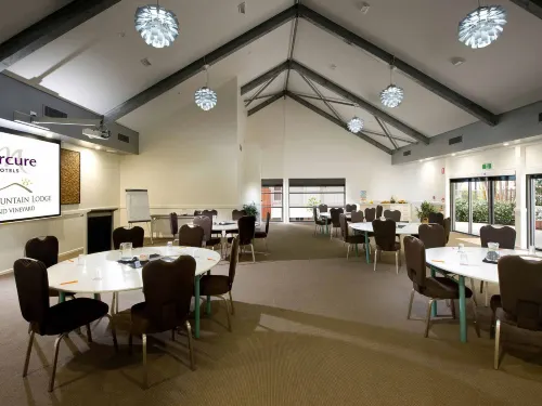Mercure Clear Mountain Lodge Restauration Photos