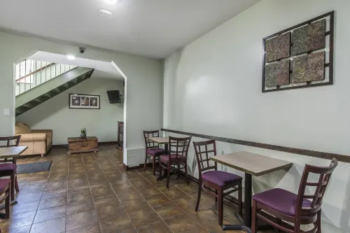 Econolodge Huntsville Dining Photos