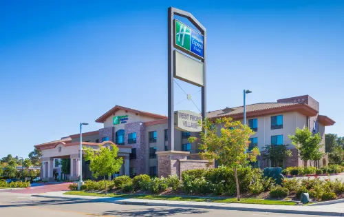 Holiday Inn Express & Suites Atascadero Exterior Photos