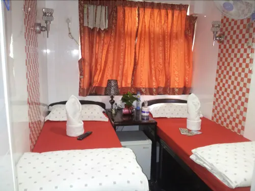 New London Hostel Rooms Photos